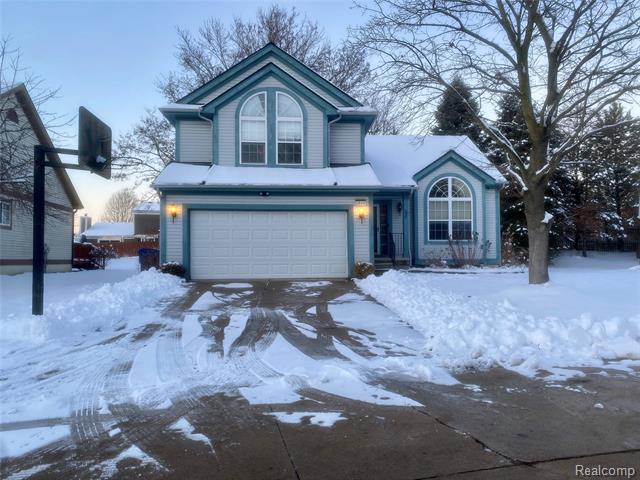 front view picture of 6866 Fox Ln, Waterford, MI. 48327