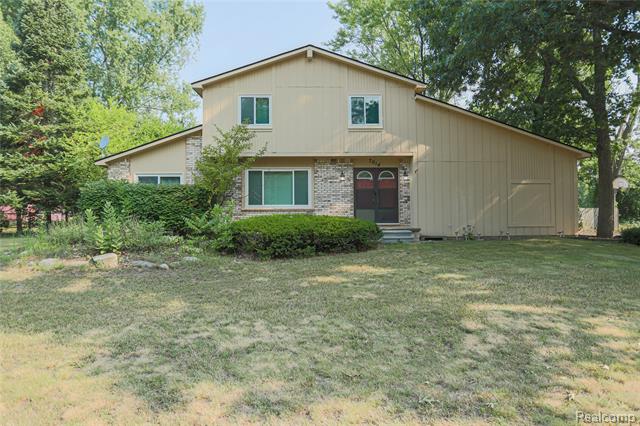 front view picture of 7014 Marco Dr, Waterford, MI. 48327