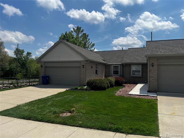 front view picture of 3025 Harbor Ct, Waterford, MI. 48328
