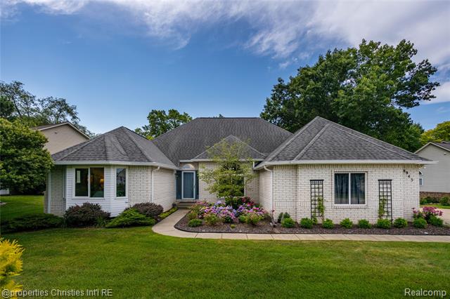 front view picture of 8945 Huron Bluffs Dr, White Lake, MI. 48386
