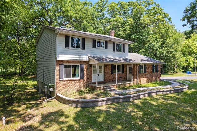 front view picture of 6650 Elizabeth Lake Rd, Waterford, MI. 48327