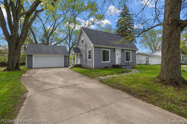 front view picture of 57 Ormsby St, Waterford, MI. 48327