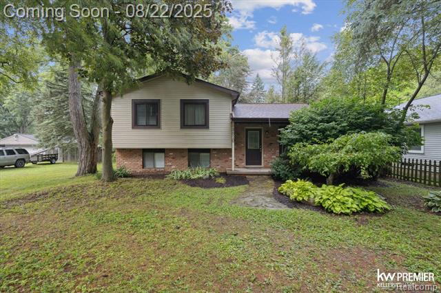 front view picture of 4810 Hobson Ave, Waterford, MI. 48328
