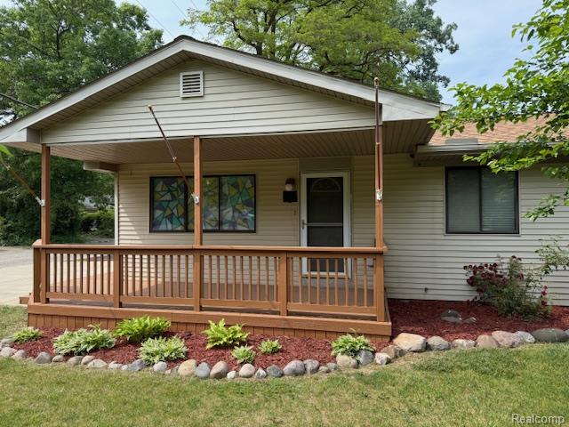 front view picture of 5496 Elizabeth Lake Rd, Waterford, MI. 48327