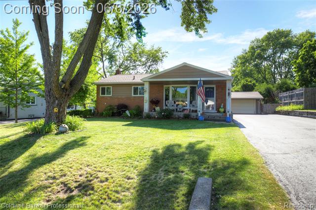 front view picture of 373 Tilmor Dr, Waterford, MI. 48328