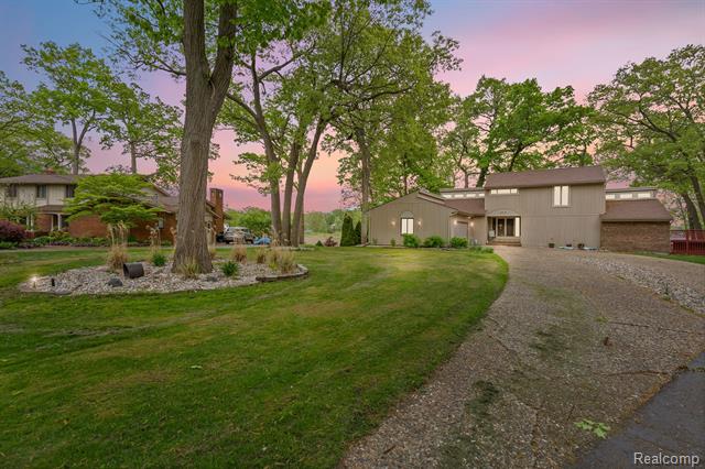 front view picture of 343 Shotwell Ct, White Lake, MI. 48386