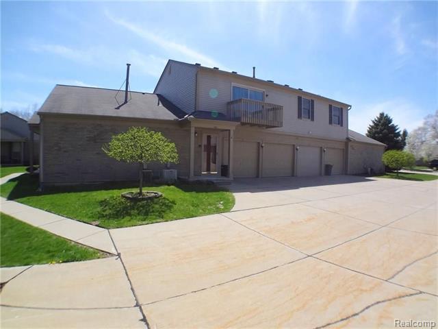 front view picture of 140 Pine Tree Ridge Dr, Waterford, MI. 48327