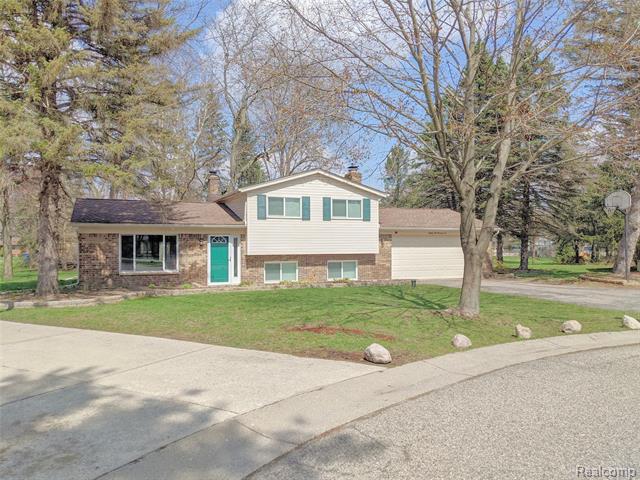 front view picture of 8272 W Huron Ct, White Lake, MI. 48386