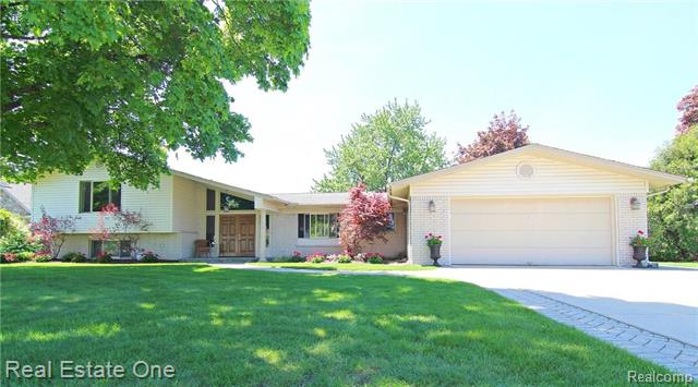 front view picture of 547 Deer Run, White Lake, MI. 48386