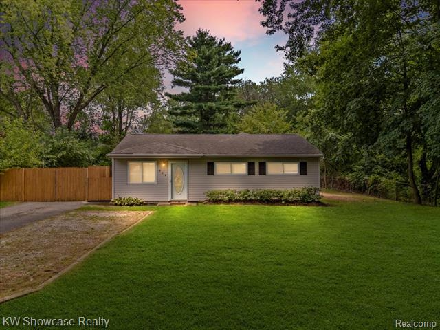 front view picture of 964 Daffodil Dr, Waterford, MI. 48327