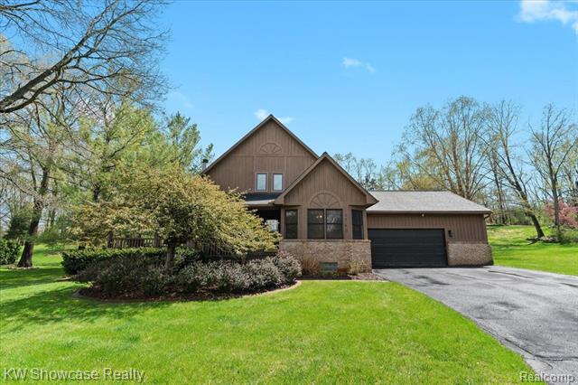 front view picture of 6140 Rosewood Pkwy, White Lake, MI. 48383
