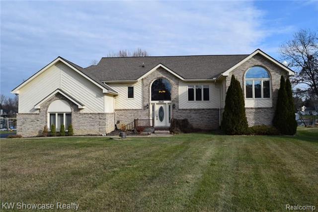 front view picture of 969 Bogie Lake Rd, White Lake, MI. 48383