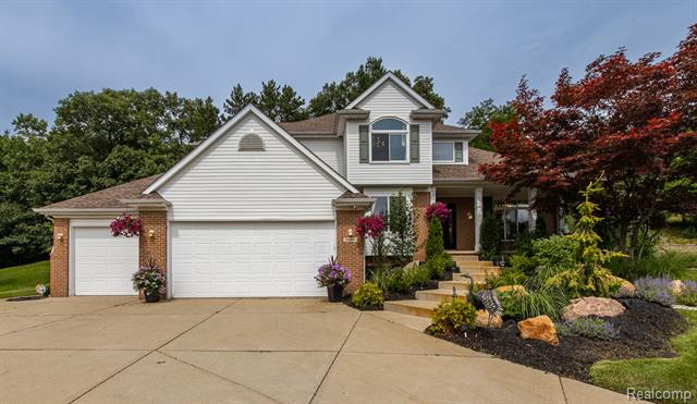 front view picture of 8640 Newport Dr, White Lake, MI. 48386