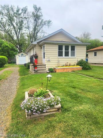 front view picture of 1094 Lakeview St, Waterford, MI. 48328