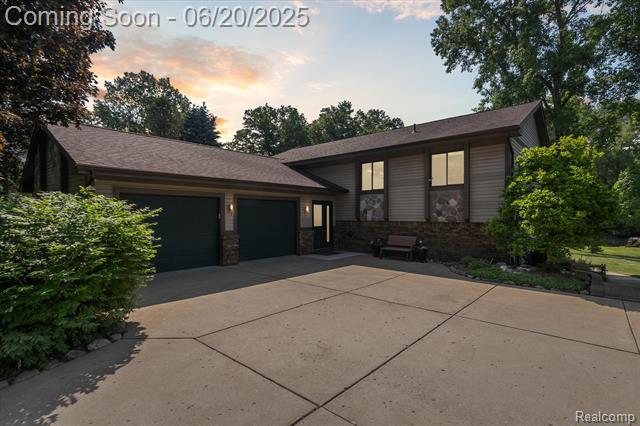 front view picture of 2386 Sherlock Trl, Highland, MI. 48356