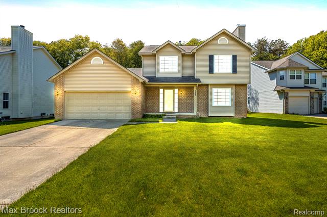 front view picture of 137 Donna Ct, Waterford, MI. 48327