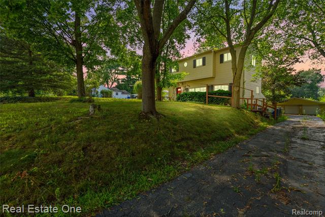 front view picture of 571 Cristy Ave, Waterford, MI. 48328