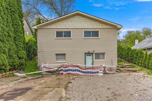 front view picture of 811 Elkinford, White Lake, MI. 48383