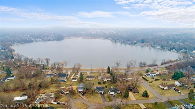 front view picture of 7594 Woodside Pl, Waterford, MI. 48327