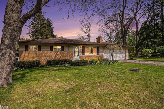front view picture of 812 Elkinford, White Lake, MI. 48383