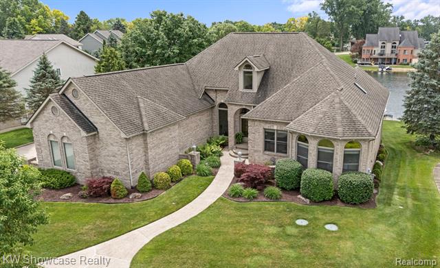 front view picture of 9210 Twin Lakes Dr, White Lake, MI. 48386