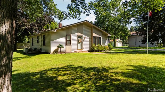 front view picture of 971 Tierney Ave, Highland, MI. 48356