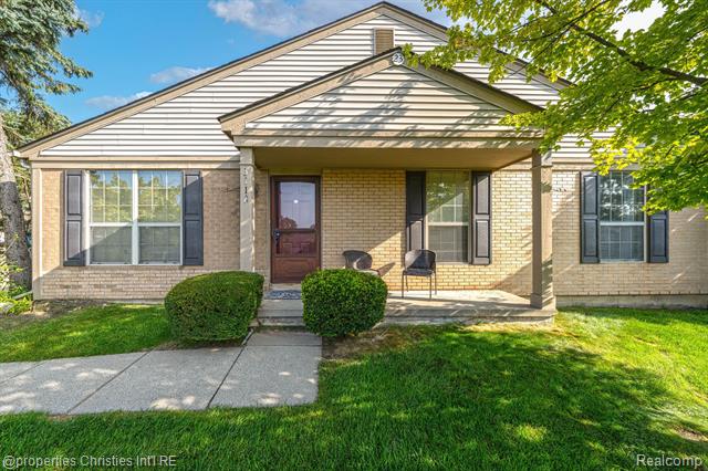 front view picture of 3112 Hidden Trl, Waterford, MI. 48328