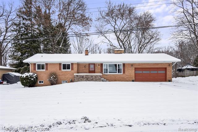 front view picture of 4264 Woodstock Rd, Waterford, MI. 48328