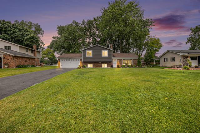 front view picture of 527 Berry Patch Ln, White Lake, MI. 48386