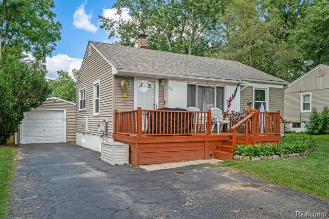 front view picture of 279 Highgate Ave, Waterford, MI. 48327