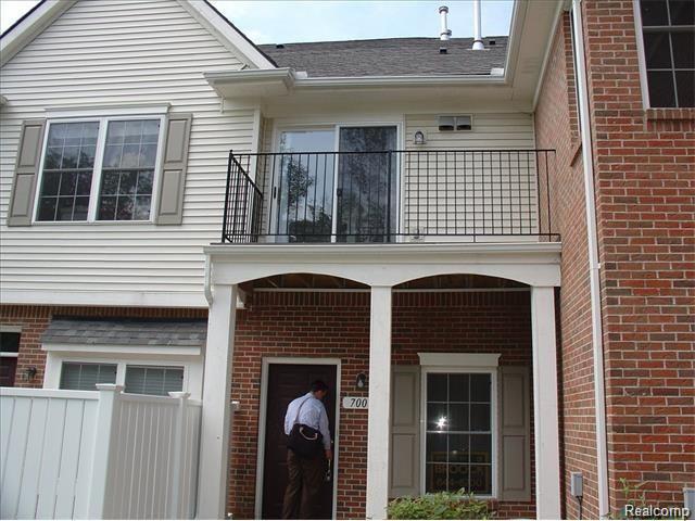 front view picture of 700 Amberly Dr Cottonwood Dr, Waterford, MI. 48328