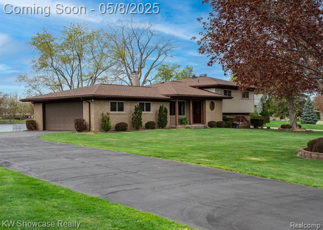front view picture of 9145 Sandy Ridge Dr, White Lake, MI. 48386