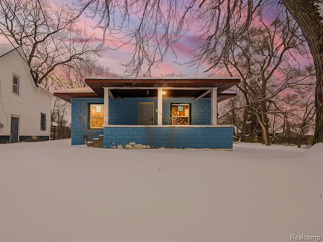 front view picture of 110 Cadillac St, Pontiac, MI. 48342