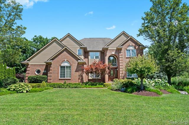 front view picture of 610 W Oxhill Dr, White Lake, MI. 48386