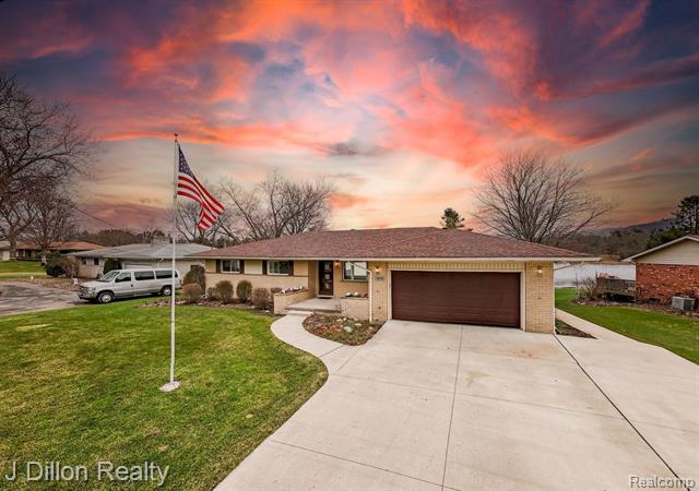 front view picture of 1572 Pruit Dr, Highland, MI. 48356
