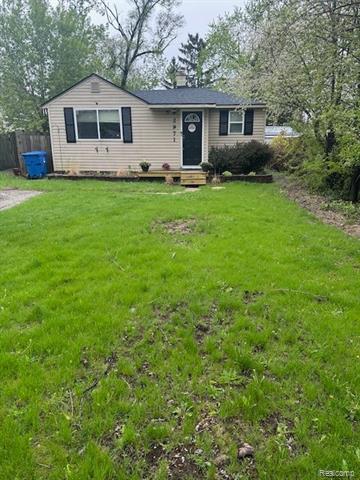 front view picture of 2971 Chrysler Ave, Waterford, MI. 48328