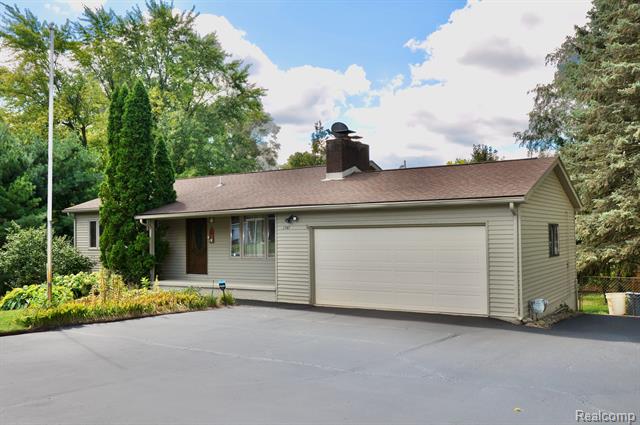 front view picture of 1747 Lombardy Dr, Highland, MI. 48356