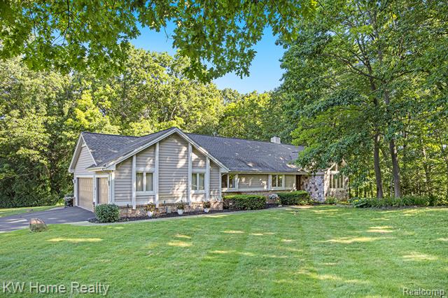 front view picture of 165 Audubon Dr, White Lake, MI. 48383
