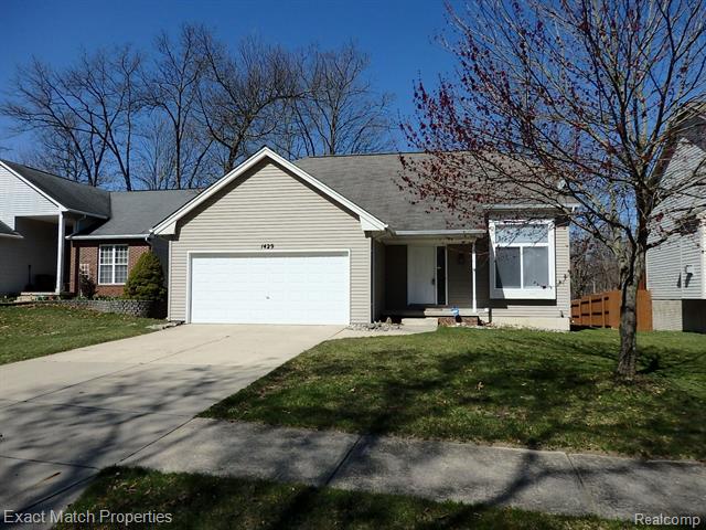 front view picture of 1429 Sherwood Forest Ct, Waterford, MI. 48327