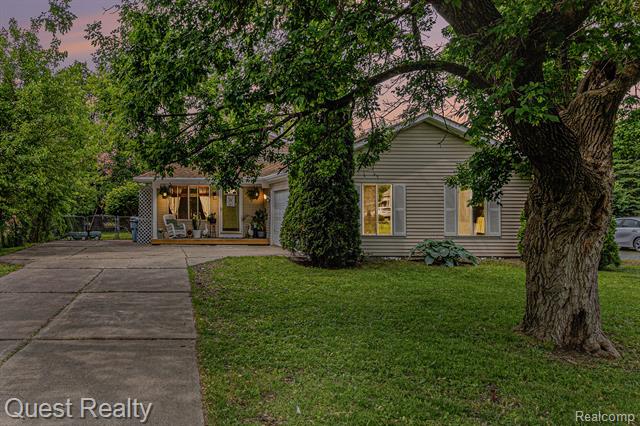 front view picture of 2954 Chrysler Ave, Waterford, MI. 48328
