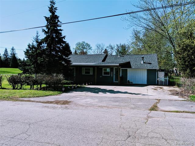 front view picture of 6425 Simmons Rd, Waterford, MI. 48327