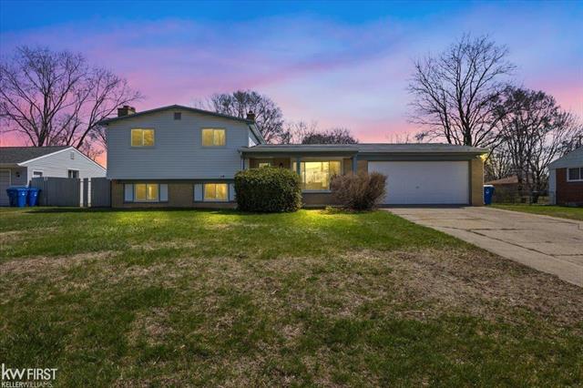 front view picture of 1280 Airport Rd, Waterford, MI. 48327