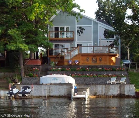front view picture of 1901 Grove St, Highland, MI. 48356