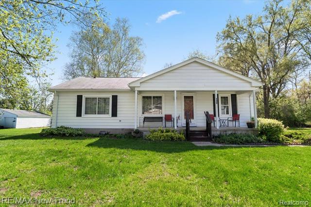 front view picture of 910 Tyrone Ave, Waterford, MI. 48328