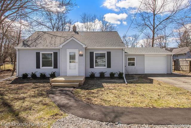 front view picture of 3179 Pontiac Lake Rd, Waterford, MI. 48328
