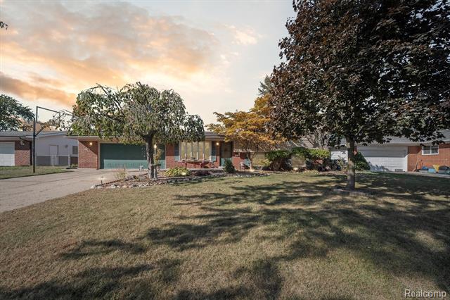 front view picture of 5788 Strathdon Way, Waterford, MI. 48327