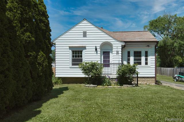 front view picture of 2700 Hallman Ave, Waterford, MI. 48328