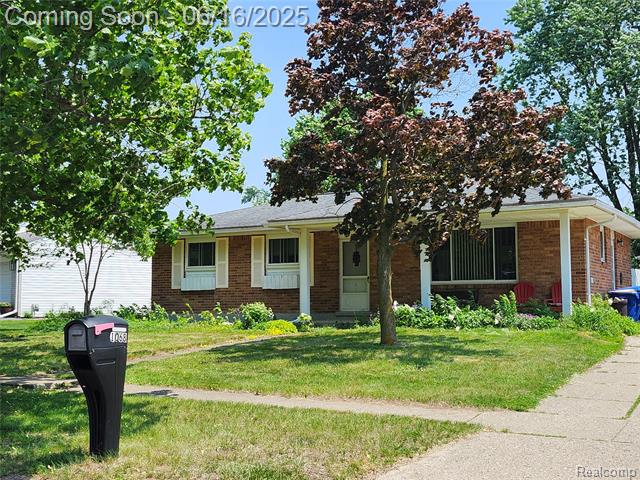 front view picture of 1068 Irwin Dr, Waterford, MI. 48327