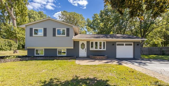 front view picture of 5357 Farm Rd, Waterford, MI. 48327