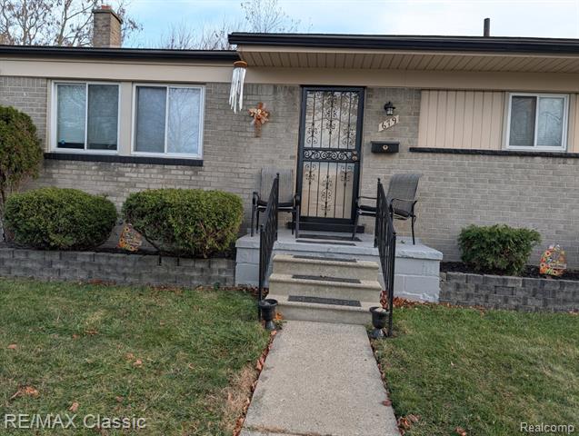 front view picture of 679 Linda Vista Dr, Pontiac, MI. 48342